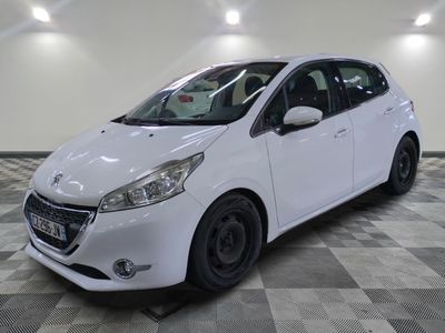 la photo d'une voiture blanche garée dans un garage