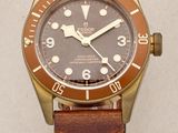 une montre marron et dorée avec un bracelet en cuir marron