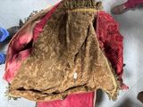 plusieurs vêtements sont posés par terre les uns à côté des autres