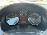 un gros plan sur le tableau de bord d'une voiture sur lequel figure une horloge