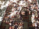 un grand tapis posé par terre sous un arbre