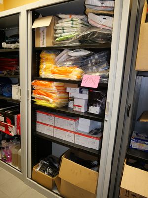 une pièce avec beaucoup de boîtes et de cartons sur les étagères