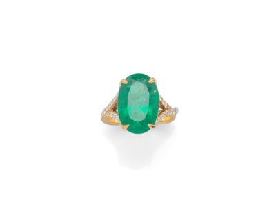 une bague en émeraude et diamant