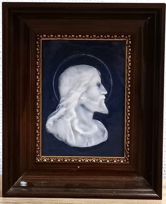 l'image d'un tableau représentant une femme avec une auréole sur la tête