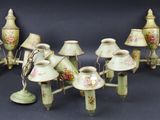 un grand nombre de lampes posées sur une table