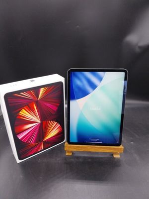 une image d'un ordinateur tablette posé sur une table à côté d'une boîte
