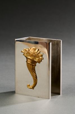 un serre-livres en or orné d'une fleur