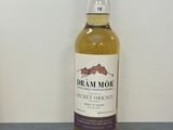 deux bouteilles de whisky posées l'une à côté de l'autre sur une table