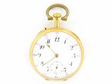 gros plan d'une montre de poche en or sur fond blanc