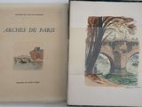 un livre ouvert posé sur une table blanche près d'un arbre