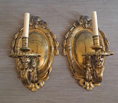 une paire d'appliques murales anciennes en laiton, avec des bougies