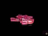 beaucoup de cubes roses sur une surface noire