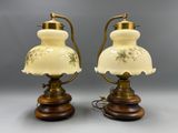 paire de lampes anciennes sur des socles en bois ornés de motifs floraux