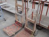 un chariot surmonté d'une échelle, au milieu d'un entrepôt