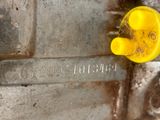 gros plan d'un objet métallique sur lequel est posé un gant en caoutchouc jaune