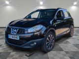 La Nissan QXV noire est garée sur un sol à damier.