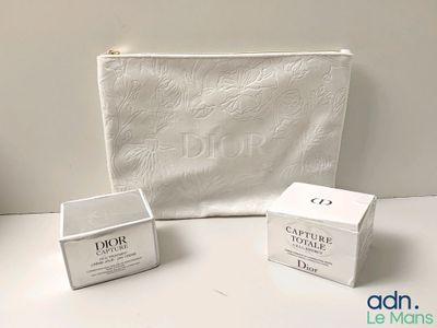 le contenu d'une trousse de maquillage blanche et une trousse de maquillage blanche posée sur une table