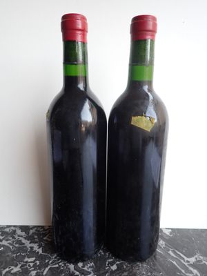 deux bouteilles de vin posées sur une table
