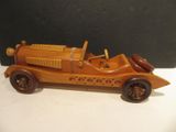 une petite voiture en bois avec un volant en bois
