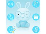 un lapin bleu à lunettes assis sur une table