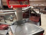 une photo d'une balance de cuisine sur laquelle se trouvent des aliments