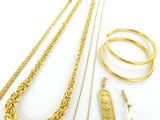 un assortiment de bijoux en or comprenant un collier, un bracelet et une bague