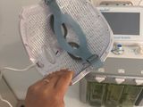 une personne tenant un morceau de papier devant une machine