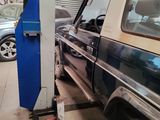 une voiture en cours de réparation dans un garage