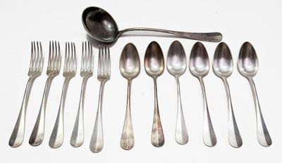 PARTIE DE MENAGERE en métal argenté modèle uniplat composé d…