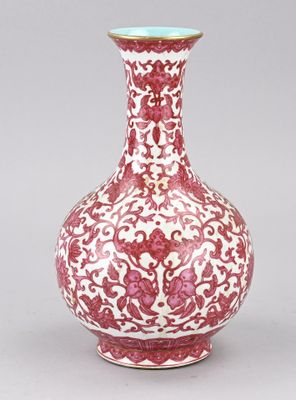 un vase rouge et blanc posé sur une table
