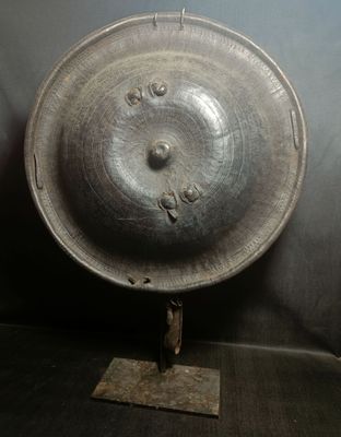 Bouclier en cuir avec poignée, la dragonne intacte