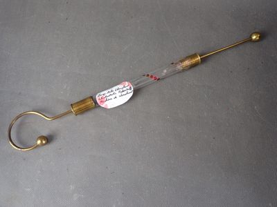 un petit objet métallique muni d'une étiquette