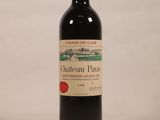 une bouteille de vin posée sur une table