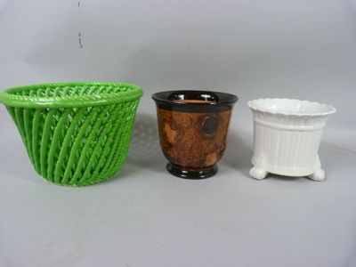 deux vases verts et blancs posés l'un à côté de l'autre sur une table