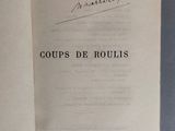 un livre ouvert avec une écriture dessus, posé sur une table