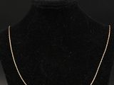 un collier à chaîne en or sur le cou d'un mannequin