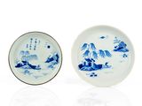 deux assiettes bleues et blanches ornées de motifs sur fond blanc