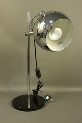 une lampe posée sur un pied, sur une table