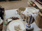 une table sur laquelle il y a plein de choses