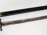 deux types de couteaux différents sur une surface blanche