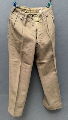 une photo d'un pantalon suspendu à une corde à linge