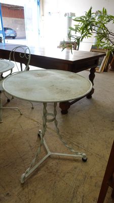 une table et des chaises dans une pièce avec un billard en arrière-plan