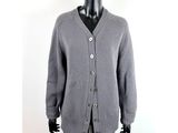 un mannequin vêtu d'un cardigan gris et d'un legging noir