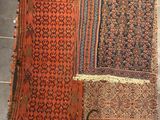 deux tapis posés sur un sol carrelé, avec une personne debout à côté d'eux