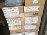 plusieurs cartons sont empilés les uns sur les autres dans un entrepôt