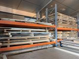 un grand nombre de palettes dans l'entrepôt