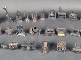 de nombreux objets en argent posés sur une table