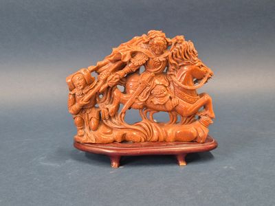 figurine sculptée représentant un homme à cheval et une femme à cheval