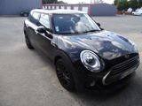 une photo d'une Mini Cooper noire garée dans un parking