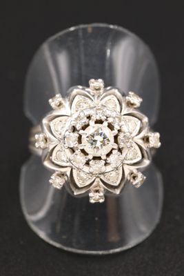 Gros plan sur une bague ornée d'une fleur